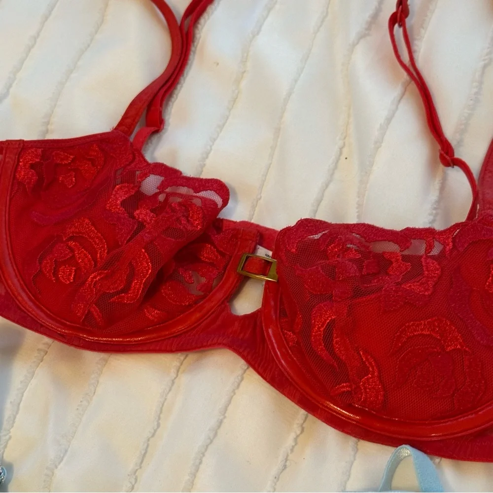 Bundle of 2 Victorias Secret bras sz 36B - Picture 2 of 5